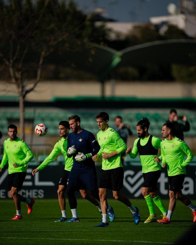 El Betis prepara su partido de Conference con la ausencia de Lo Celso