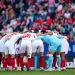 El once inicial del Sevilla realiza la última arenga antes de comenzar el encuentro en El Sadar | Imagen: LaLiga