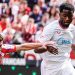 Lucién Agoumé disputa un balón con Julián Álvarez. Imagen: Sevilla FC.