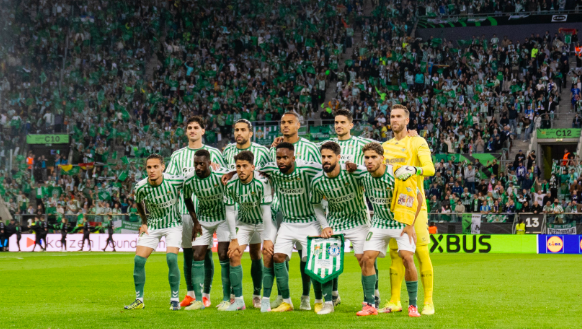 Los once titulares del Betis posan antes de la final de UEFA Conference League | Image: Perfil X Real Betis