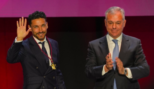 Jesús Navas recoge la medalla de la ciudad que le ha otorgado José Luis Sanz | Imagen: Perfil de X @Ayto_Sevilla