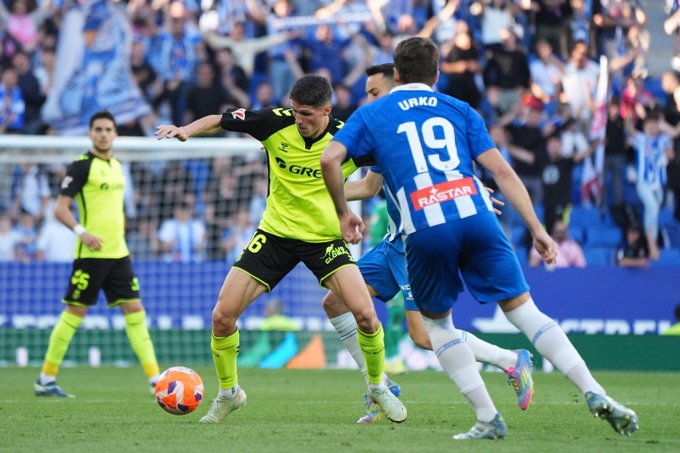 Un Betis con magia y pundonor remonta y sigue soñando con la Champions