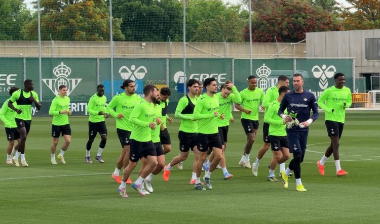 El Real Betis continúa su preparación con importantes ausencias en el segundo entrenamiento de la semana