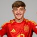 Jesús Rodríguez posando con la camiseta de la Selección Española de Fútbol. | Imagen: perfil de X @ZonaMixta__.