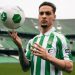 Antony haciendo malabares con un balón y vestido con la camiseta del Real Betis en el Benito Villamarín. | Imagen: X.