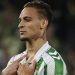 Antony vistiendo la camiseta del Real Betis y señalando su tatuaje. | Imagen: Perfil X @RealBetis