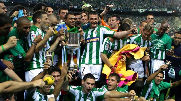 El Betis celebrando la Copa del Rey conseguida en el Estadio Vicente Calderón. | Imagen: X.
