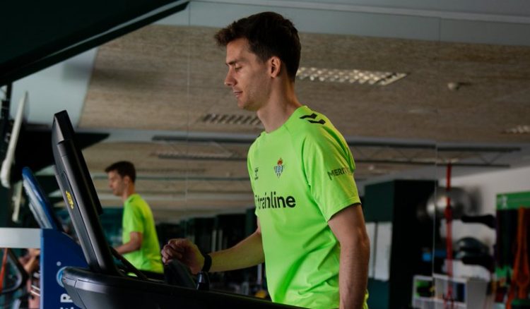 Diego Llorente realizando ejercicios físicos con el Betis. | Imagen: Perfil X @RealBetis.
