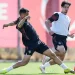 Futbolistas del Sevilla realizando un ejercicio durante una sesión de entrenamiento. | Imagen: Página web Sevilla FC.