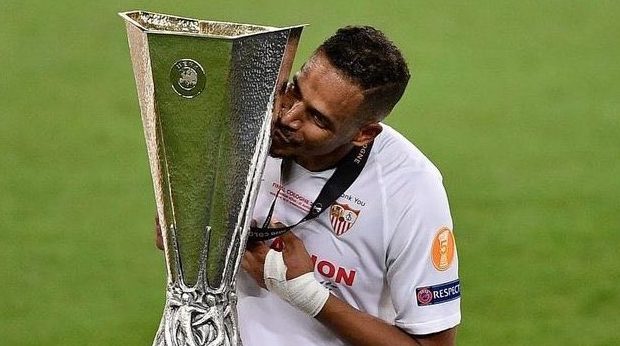 Fernando Reges celebrando la Europa League conseguida con el Sevilla FC. | Imagen: X.
