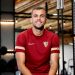 Joan Jordan posando con una camiseta del Sevilla FC. | Imagen: Página web del Sevilla FC