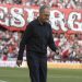 Joaquín Caparrós sobre el área técnica del Ramón Sánchez-Pizjuán en un partido. | Imagen: X.