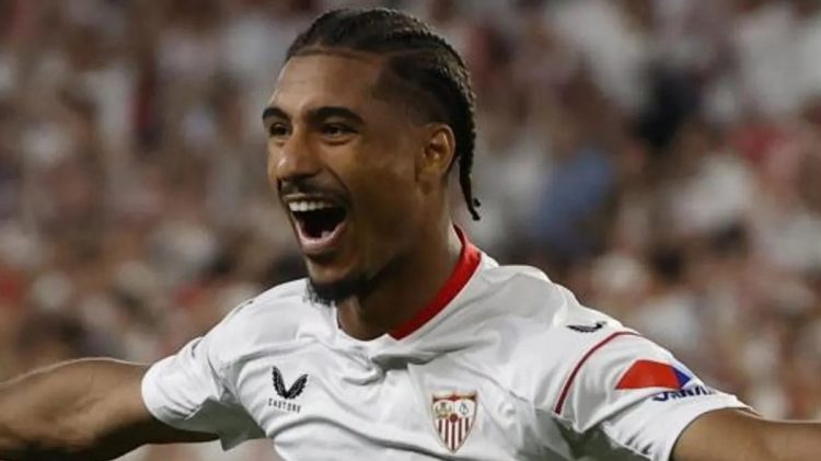 Loic Badé celebrando un gol con la camiseta del Sevilla FC. | Imagen: X.