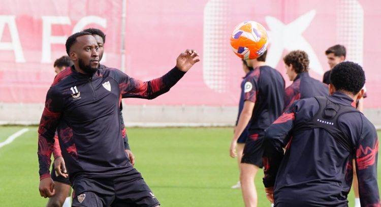 Jugadores del Sevilla FC realizando una sesión de entrenamiento en la ciudad deportiva. | Imagen: Perfil de X @SevillaFC.