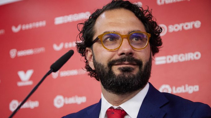 Víctor Orta en una rueda de prensa del Sevilla FC. | Imagen: X
