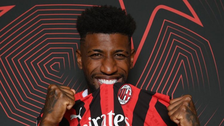 Emerson Royal, ex del Real Betis, posando con la camiseta del AC Milan. | Imagen: X.