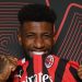 Emerson Royal, ex del Real Betis, posando con la camiseta del AC Milan. | Imagen: X.