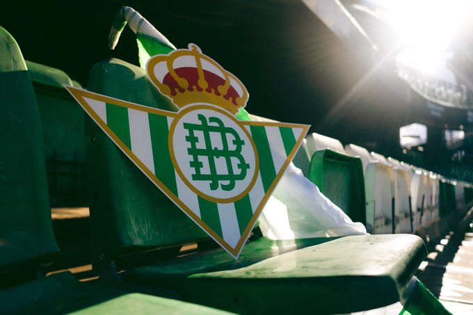Escudo del Real Betis en un asiento del Benito Villamarín. | Imagen: Perfil de X @RealBetis.