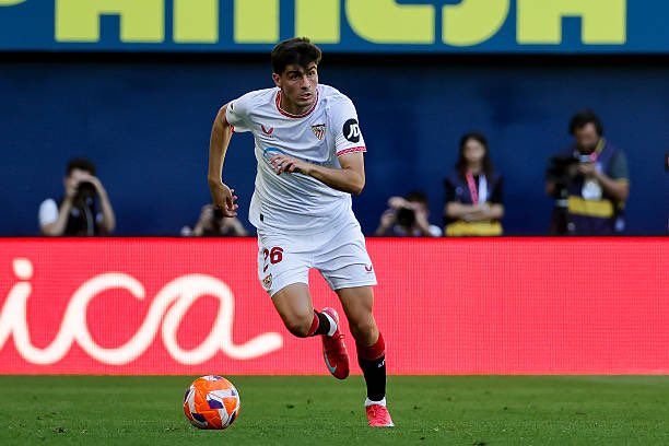 Juanlu Sánchez disputando un partido con el Sevilla FC. | Imagen: X.