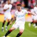 Adrià Pedrosa disputando un partido con el Sevilla FC. | Imagen: X.
