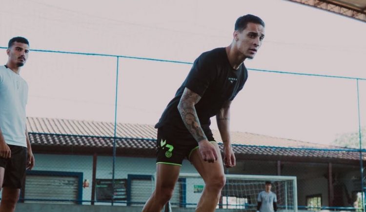 Antony ejercitándose durante sus vacaciones con los pantalones del Real Betis. | Imagen: X.