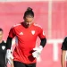 Nyland realizando un ejercicio del entrenamiento junto a sus compañeros y el cuerpo técnico. | Imagen: Página web Sevilla FC.