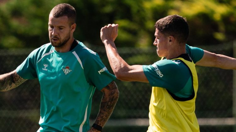 Aitor Ruibal y Sergi Altimira realizando un ejercicio durante una sesión de entrenamiento. | Imagen: Perfil de X @RealBetis.