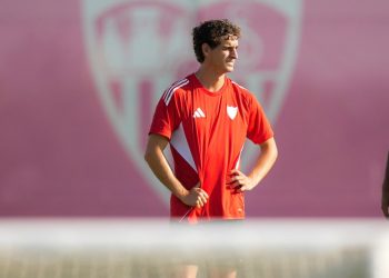 Manu Bueno realizando una sesión de entrenamiento con el Sevilla FC. | Imagen: Perfil de X @SevillaFC.
