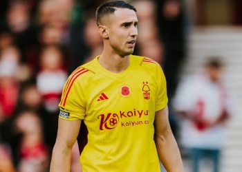 Odisseas Vlachodimos, portero que interesa al Sevilla FC, disputando un partido con el Nottingham Forest. | Imagen: X.