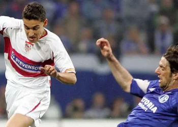 Jesús Navas disputando un partido con el Sevilla FC ante el Schalke 04. | Imagen: página web Sevilla FC.