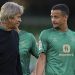 Luiz Felipe y Manuel Pellegrini hablando durante un partido del Real Betis Balompié. | Imagen: perfil de X @ZonaMixta__
