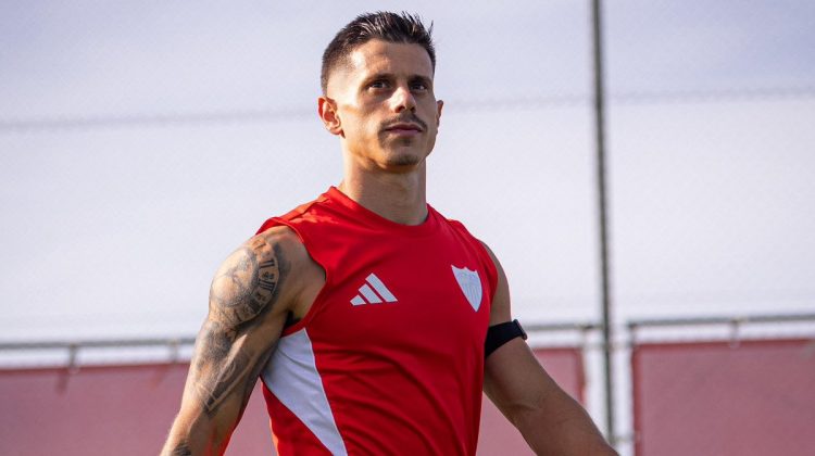 Alfon realizando una sesión de entrenamiento con el Sevilla FC. | Imagen: perfil de X @SevillaFC.