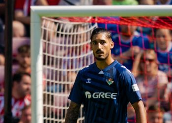 Álvaro Valles defendiendo la portería del Real Betis en el partido ante el Sunderland. | Imagen: perfil de X @RealBetis.