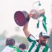 Borja Iglesias levantando la Copa del Rey que consiguió el Real Betis ante el Valencia. | Imagen: X.