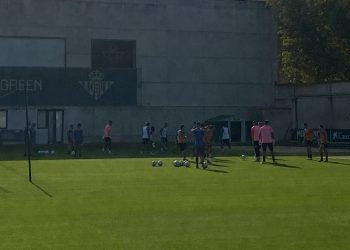 Jugadores del Betis realizando un ejercicio de posesión de balón. | Imagen: Luis Alfonso Fernández.