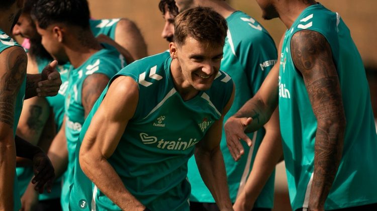 Diego Llorente en un entrenamiento con el Real Betis. | Imagen: X.
