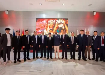 Miembros de la directiva sevillista posando con la comitiva china. | Imagen: página web Sevilla FC.