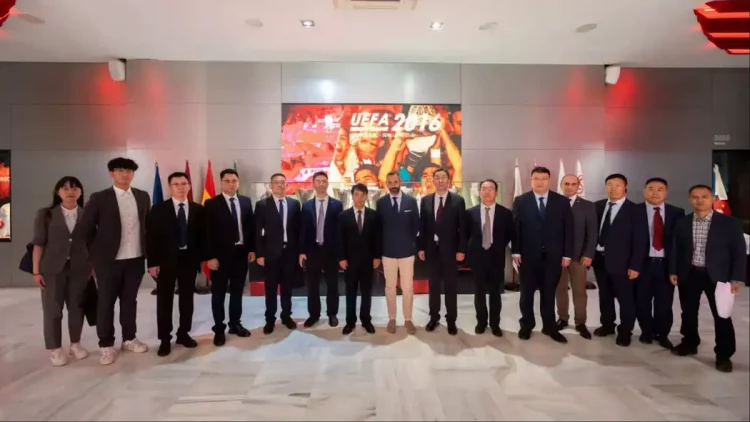 Miembros de la directiva sevillista posando con la comitiva china. | Imagen: página web Sevilla FC.