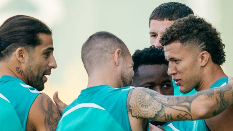 Nelson Deossa se abraza con sus compañeros durante una sesión de entrenamiento. | Imagen: perfil de X @RealBetis.
