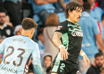 Héctor Bellerín, jugador del Betis, disputando el balón ante Hugo Álvarez, futbolista del Celta. | Imagen: perfil de X @ZonaMixta__.