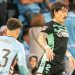 Héctor Bellerín, jugador del Betis, disputando el balón ante Hugo Álvarez, futbolista del Celta. | Imagen: perfil de X @ZonaMixta__.