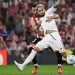 Adnan Januzaj disputando el balón en una acción del Athletic Club vs Sevilla. | Imagen: X.