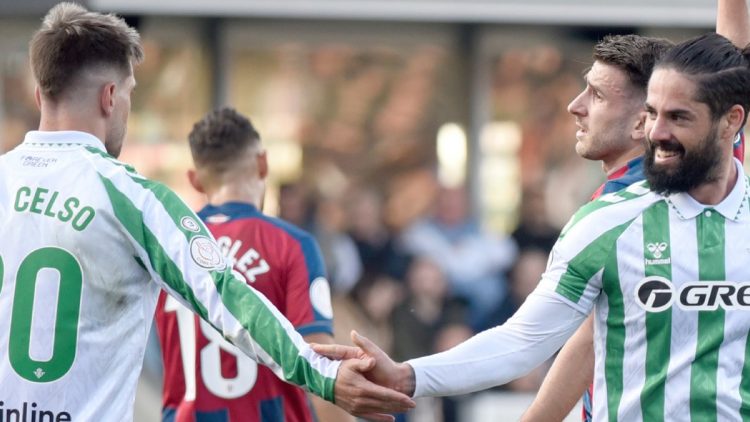 Isco y Lo Celso chocando la mano en un partido del Real Betis. | Imagen: perfil de X @ZonaMixta__.