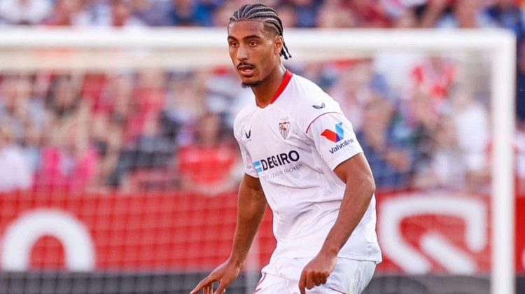 Loïc Badé disputando un partido con el Sevilla FC. | Imagen: perfil de X.