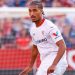 Loïc Badé disputando un partido con el Sevilla FC. | Imagen: perfil de X.