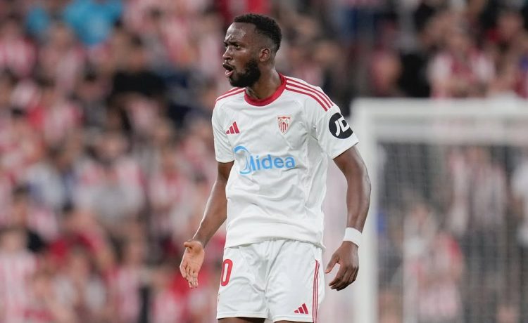 Lukébakio disputando un partido con el Sevilla FC. | Imagen: X.