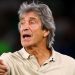 Manuel Pellegrini dando instrucciones a los jugadores del Real Betis. | Imagen: perfil de X @ZonaMixta__.