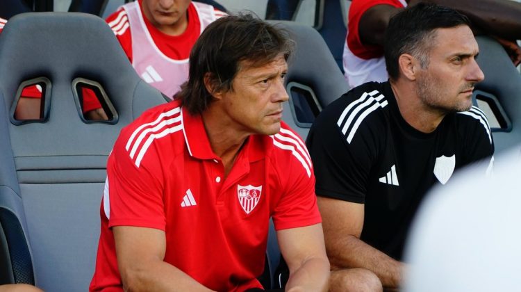 Matías Almeyda, entrenador del Sevilla FC, sentado en el banquillo. | Imagen: perfil de X @SevillaFC_ENG.