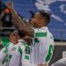 Natan abrazando a Antony en la celebración de un gol en un partido del Real Betis. | Imagen: perfil de X @ZonaMixta__.