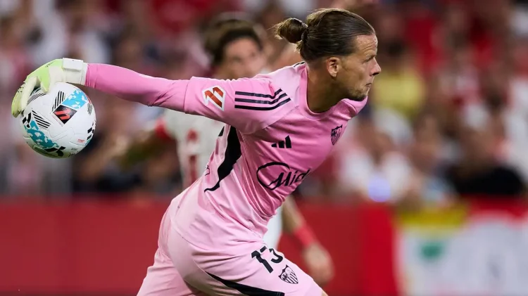 Nyland con el balón en la mano en una acción del Sevilla - Getafe. | Imagen: página web Sevilla FC.